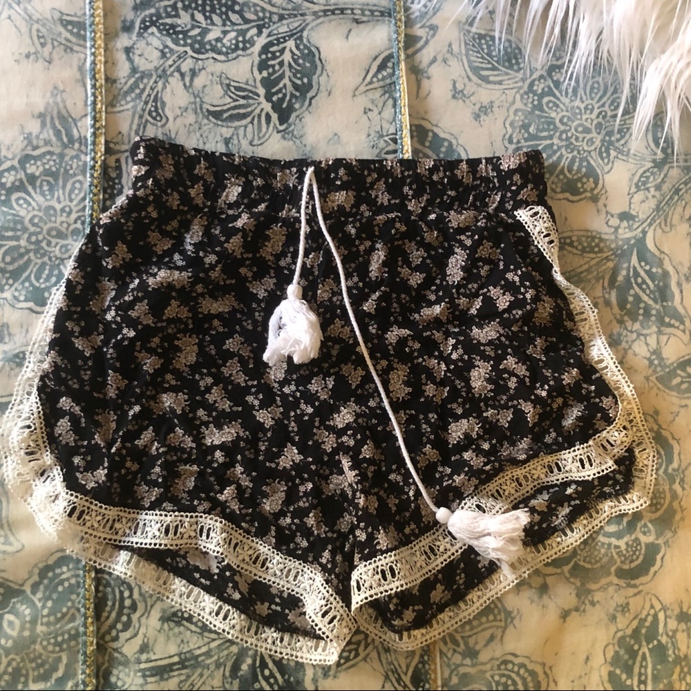 Floral Drawstring Shorts 🖤